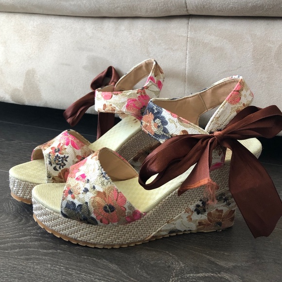Women's Wedge Sandals - Picture 1 of 2